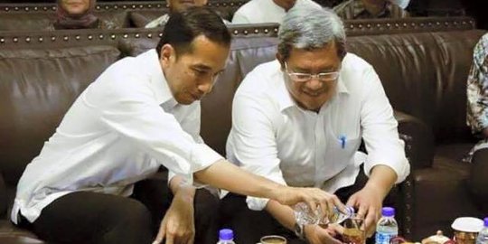 Heboh, foto Jokowi tuangkan air minum ke gelas Aher