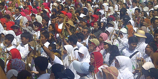 Bandung pecahkan rekor dunia, mainkan 20.704 angklung bersamaan