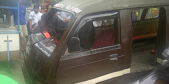 Sopir ugal-ugalan, angkot mental 3 meter di tabrak lokomotif