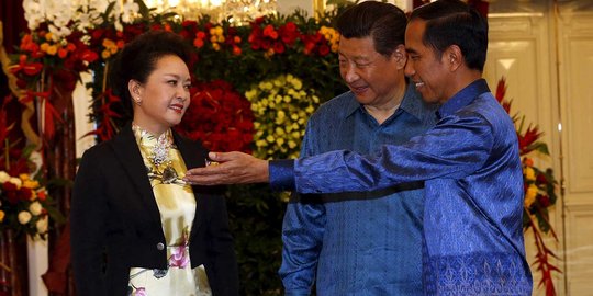 Batik Jokowi-Xi Jinping mirip, RI condong lebih mesra dengan China?