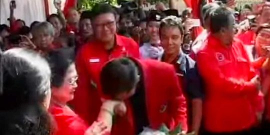 Aksi Jokowi terbidik kamera dan bikin heboh