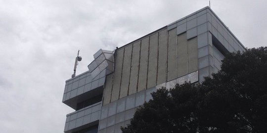 Diterpa angin kencang, lapisan gedung Setjen DPR berjatuhan