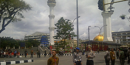 Jokowi dan rombongan KAA salat Jumat di Masjid Raya Bandung