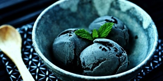 7 Makanan unik berwarna hitam pekat yang menggoda selera