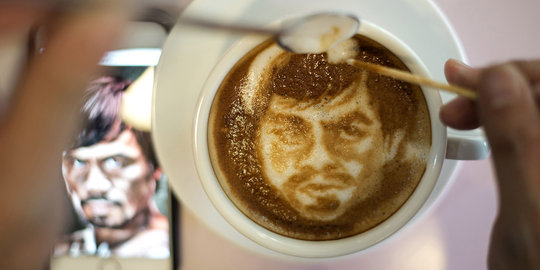 Melihat aksi barista melukis wajah Manny Pacquiao di busa kopi