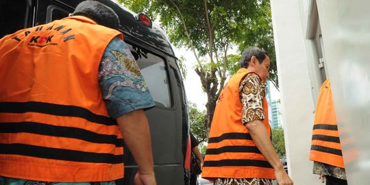 Berangkat Jumatan, para tahanan KPK ini tetap kenakan rompi oranye