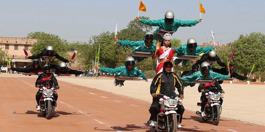 Aksi gila para calon polisi India di atas sepeda motor