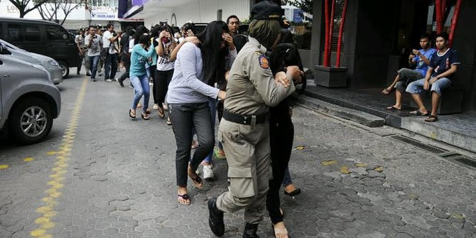 Sedang bugil layani tamu, terapis tutupi badan dengan 