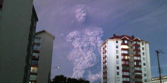 Sosok raksasa muncul dari letusan Gunung Calbuco di Chile