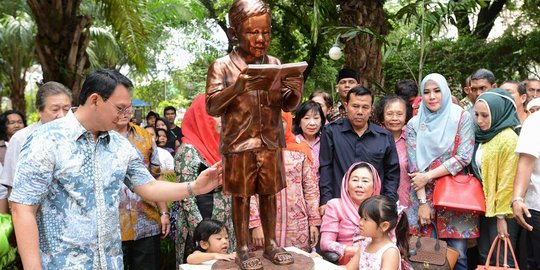 Ahok resmikan patung masa kecil Gus Dur di Taman Amir Hamzah