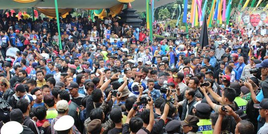 Protes sikap Menpora, Aremania geruduk panggung karnaval Apeksi