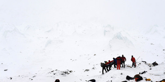 Perjuangan tim penyelamat evakuasi korban longsor salju di Everest