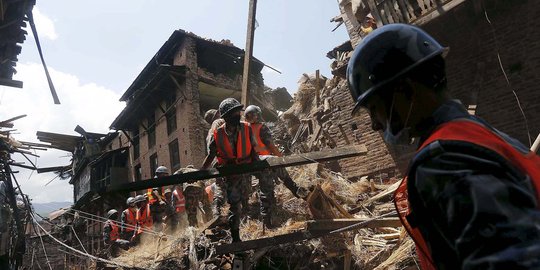 Suasana pencarian korban gempa Nepal di tengah reruntuhan bangunan