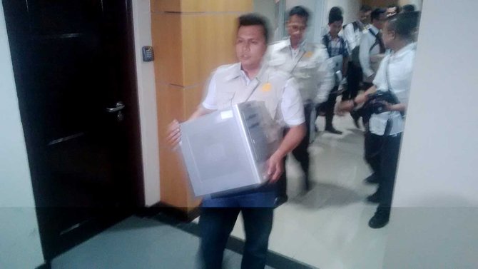 polisi geledah ruangan di gedung dprd dki