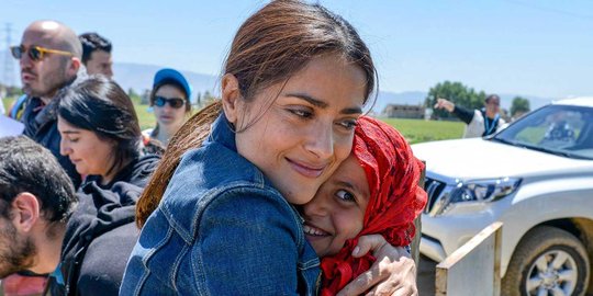Kepedulian Salma Hayek kunjungi anak-anak di pengungsian Suriah