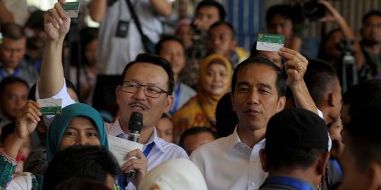 Jokowi bagikan Kartu Indonesia Sehat kepada buruh di Cilincing