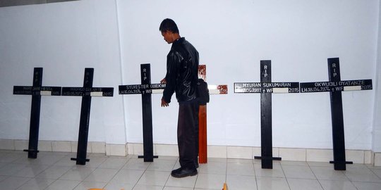 Intip pembuatan salib nisan untuk para terpidana mati