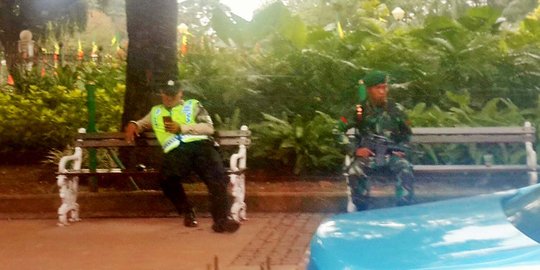 Foto polisi main HP dan TNI jaga KAA ini jadi bahan perbincangan