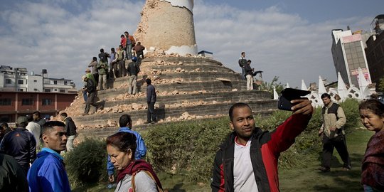 Menyedihkan, orang-orang ini selfie di lokasi gempa Nepal
