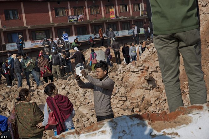 pria berfoto selfie di lokasi gempa di kathmandu nepal