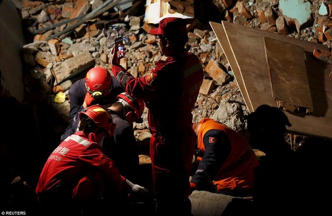 regu penyelamat china berfoto selfie di lokasi gempa nepal