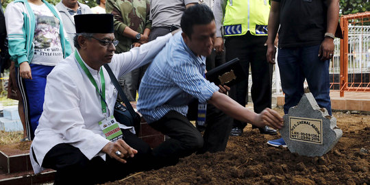 Rumah duka jauh, jenazah Zaenal Abidin dimakamkan di Cilacap