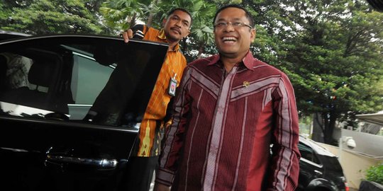 Diberi dua mobil dinas, Menteri Saleh Husin mengaku tak tahu apa-apa