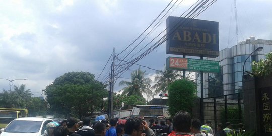 Warga berkerumun lihat jenazah Duo Bali Nine tiba pukul 12.21 WIB