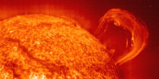 Menguak misteri suhu super panas atmosfer matahari