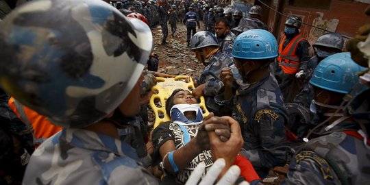 5 Hari tertimbun reruntuhan Gempa Nepal, bocah ini masih hidup