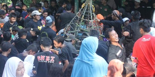 Ratusan warga berebut gunungan tradisi Rajaban menjelang Ramadan