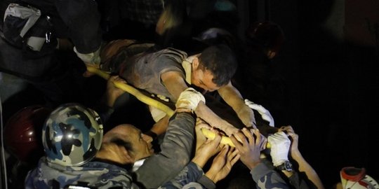 terkubur saat gempa nepal pria ini minum urin sendiri rev5