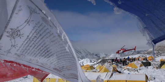pendaki gunung everest ini selamat dari longsor everest rev5