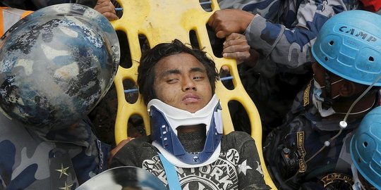 selamat setelah terimbun reruntuhan gempa nepal selama 6 hari rev5