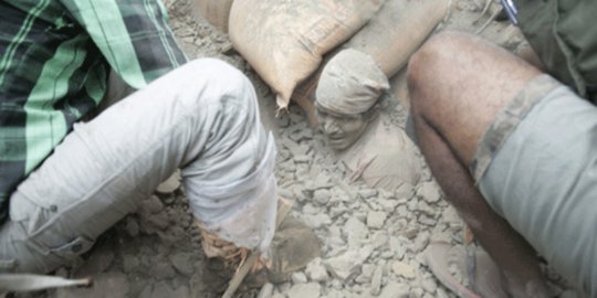 leher seorang pria selamat dari gempa nepal rev5