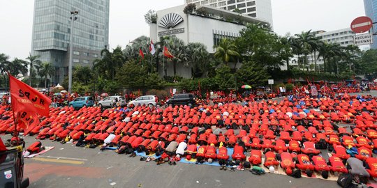 Ratusan buruh gelar salat Jumat di Bundaran HI