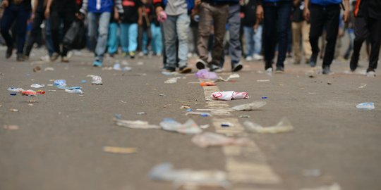 Sampah sisa makanan buruh kotori sepanjang jalan Bundaran HI