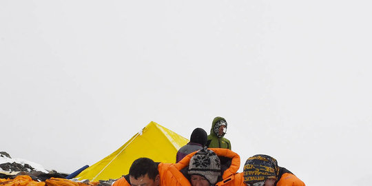 di everest ada wni cedera terpaksa diangkut kuda rev1