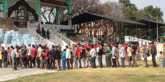 Demi roti dan air warga Nepal antre 1,5 jam