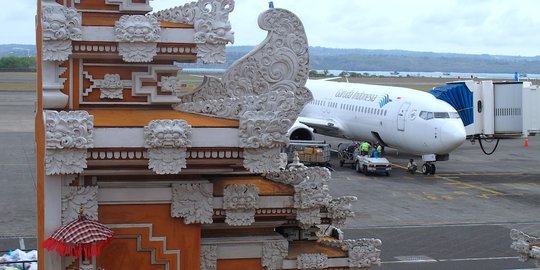 Beli tahu goreng, 18 anggota DPRD Jembrana ketinggalan pesawat