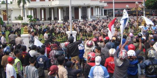 Mulai polwan joget hingga tahlilan warnai peringatan hari buruh