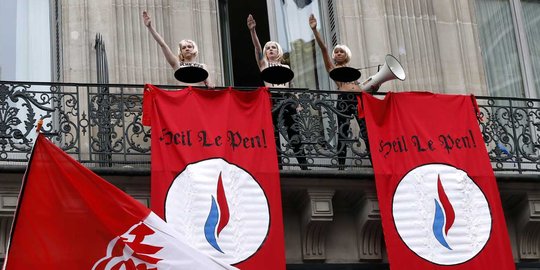 Aksi 3 wanita setengah bugil bikin heboh May Day di Paris