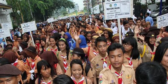 Hardiknas, pelajar Medan pecahkan rekor MURI gerak jalan terbanyak