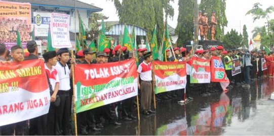 Demo tolak ISIS, warga Sukoharjo tanda tangani kain 100 meter