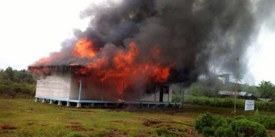 Di Hari Pendidikan, bangunan SMA dari papan di Riau terbakar