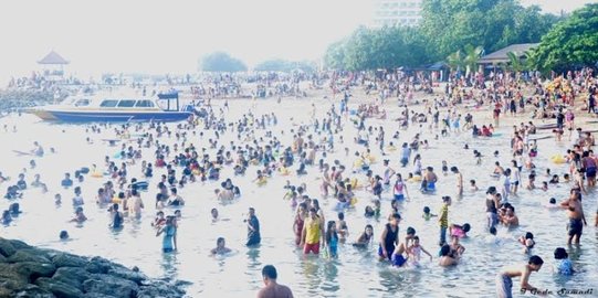 Bersihkan diri, ribuan umat Hindu Bali mandi di Pantai Sanur