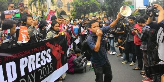 Kecewa sama polisi, jurnalis di Malang demo di patung 