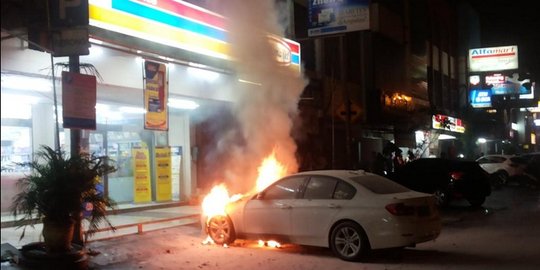 BMW putih terbakar di depan Indomaret Kelapa Gading