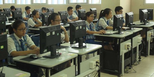 Hari pertama UN siswa SMP memakai komputer