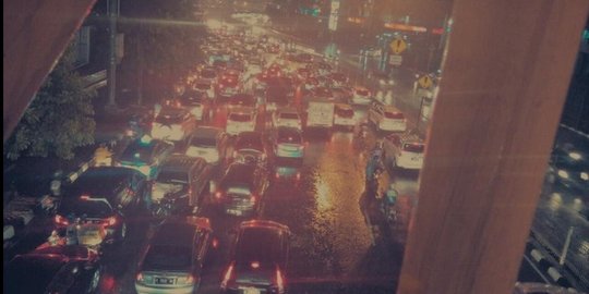 Diguyur hujan, Jakarta dikepung kemacetan dan genangan air